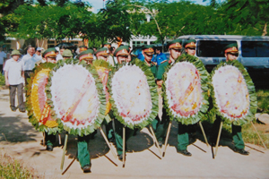 Đoàn đại biểu các cơ quan của tỉnh, huyện chuẩn bị dâng hương tại Tượng đài liệt sĩ Tây Tiến ở xóm Trang, xã Thượng Cốc, huyện Lạc Sơn.